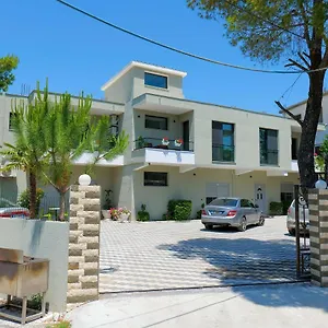 *** Hotell Vila Celaj Albanien